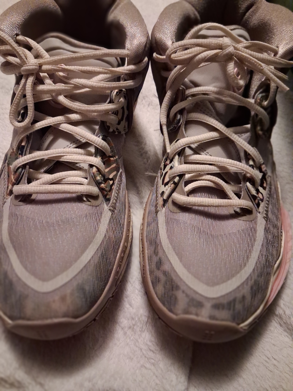 Nike Women's Light Taupe and Pink Athletic Sneakers